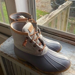 Size 9 women’s Sperry winter boot